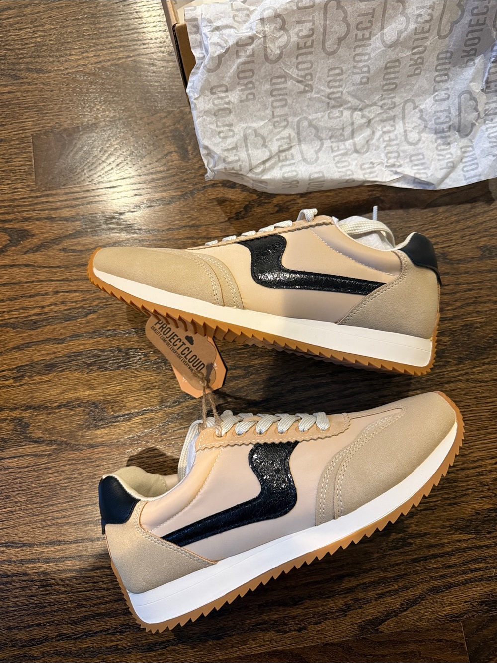 Woman’s 7.5 sneaker Beige Sneakers with Black Detail